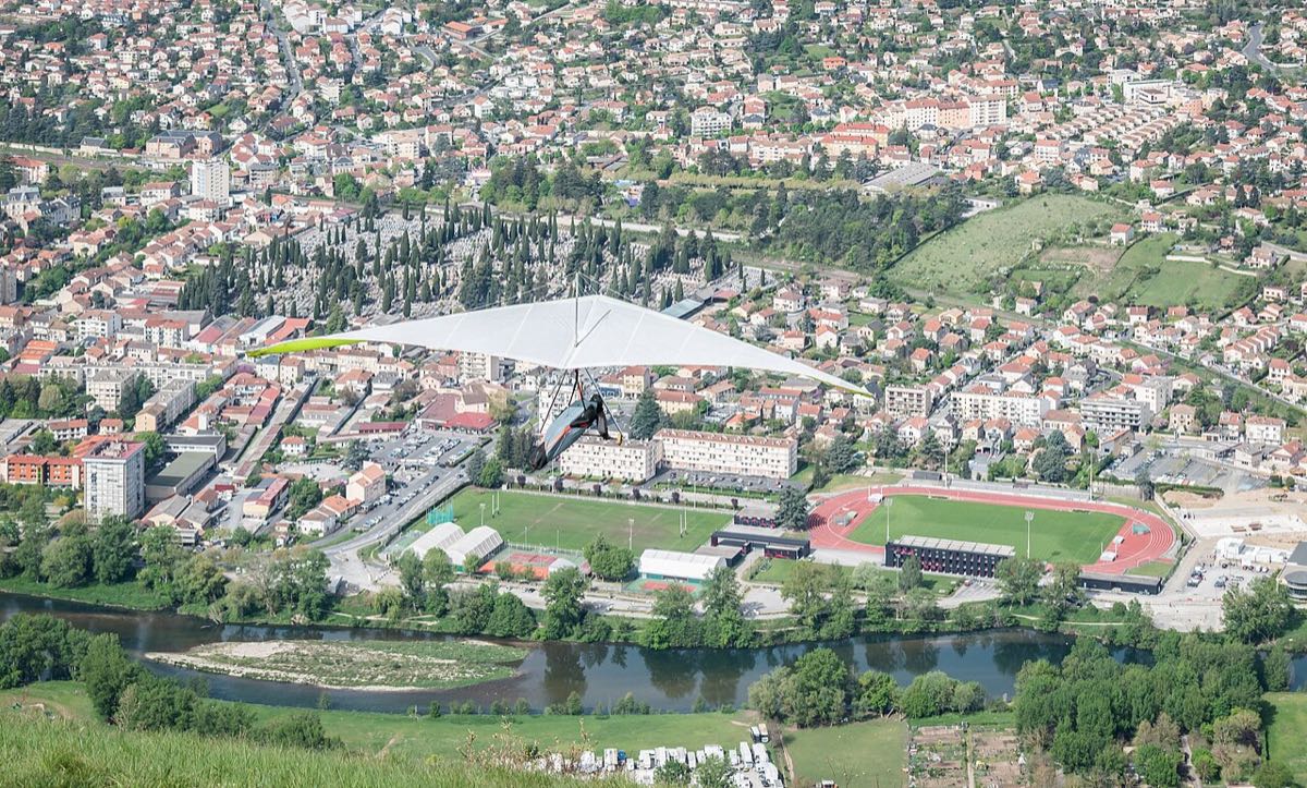 Deltaplane survolant la ville de Millau
