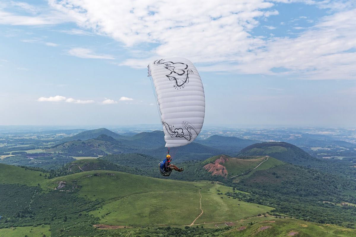 Parapentiste en vol au-dessus du Puy de Dôme