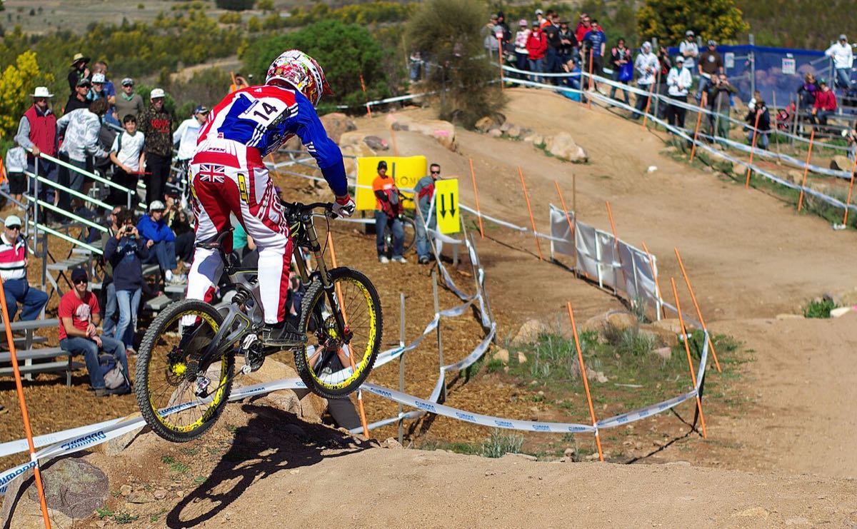 Coureur en descente aux Championnats du monde UCI de VTT